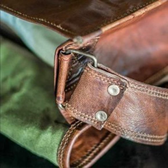 🎉HP🎉NEW Extra Large Vintage Leather Messenger/Crossbody Bag​ - Picture 5 of 13